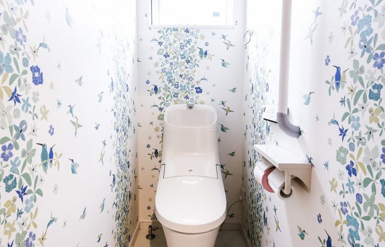 上越市の注文住宅の壁紙が可愛いトイレ
