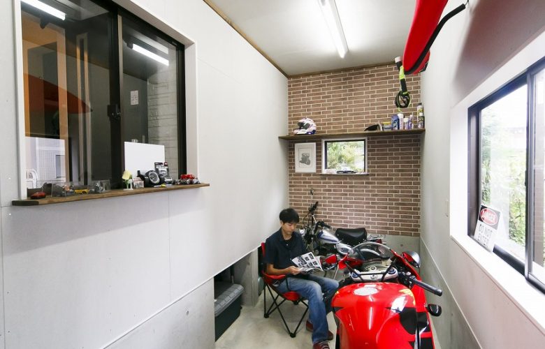 上越市の注文住宅のバイクガレージ