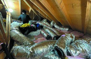 小屋裏がダクトで埋め尽くされた施工現場