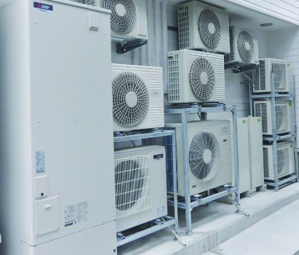 壁一面に並んだエアコンの室外機