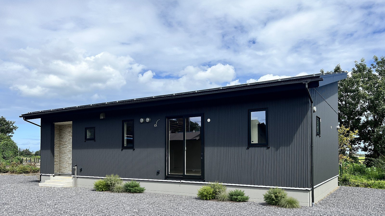 上越市頸城区市村の完成見学会 外観 ― 片流れ屋根の平屋。横に長い低いシルエット